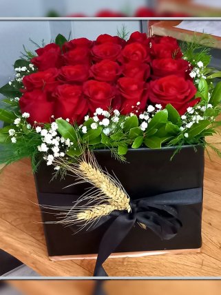 Siyah Kare Kutuda Kırmızı Güller, İzmir Çiçekçi