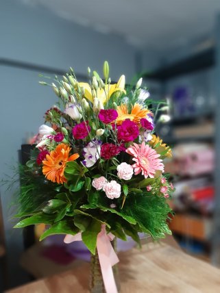 Vazoda Renkli Aranjman - İzmir çiçek siparişi